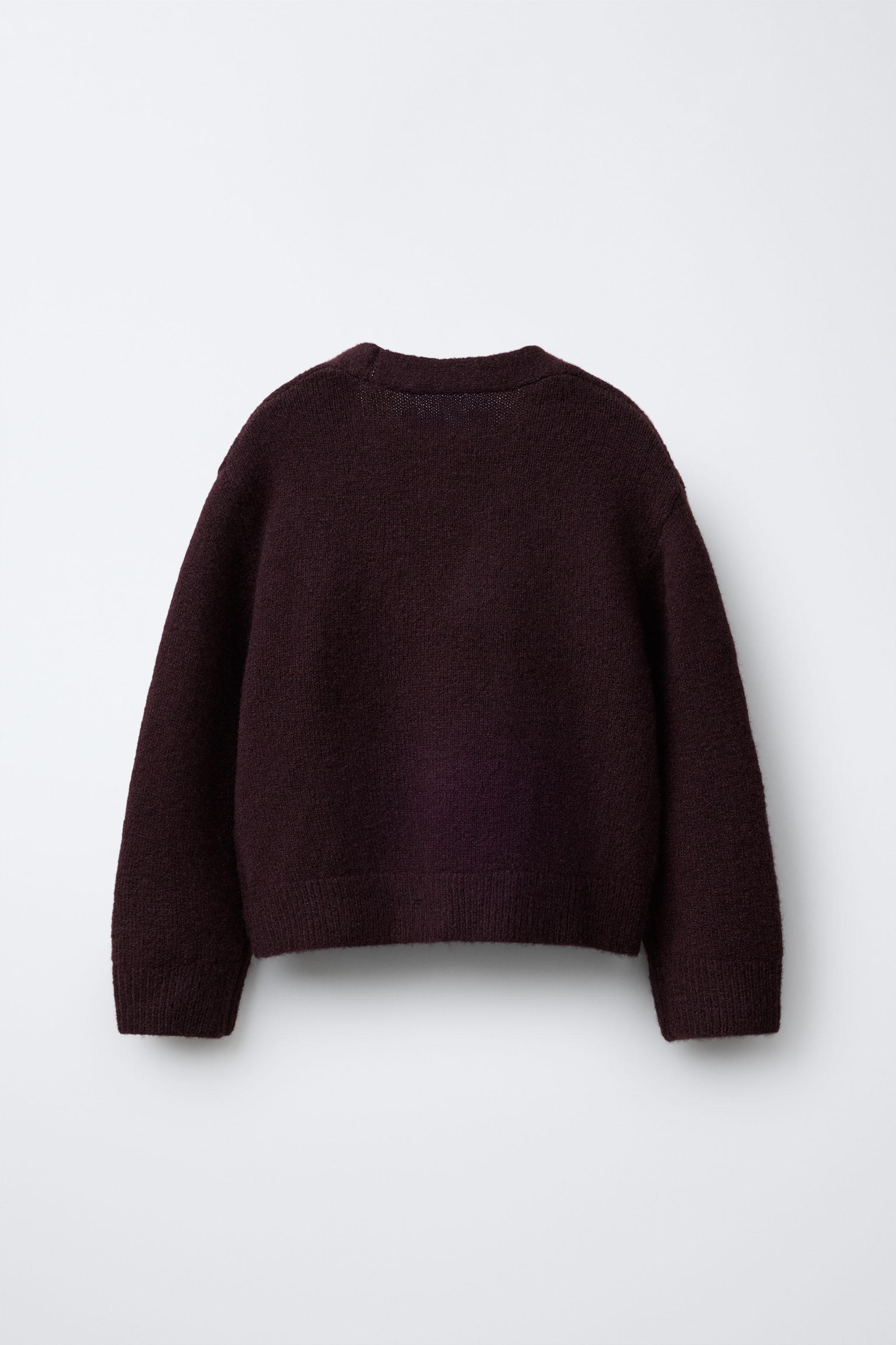 GILET EN MAILLE AVEC BOUTONS ET FLEURS SATIN